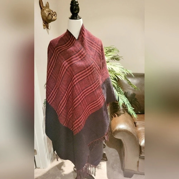 Le Chateau Cape/Shawl - Picture 2 of 6